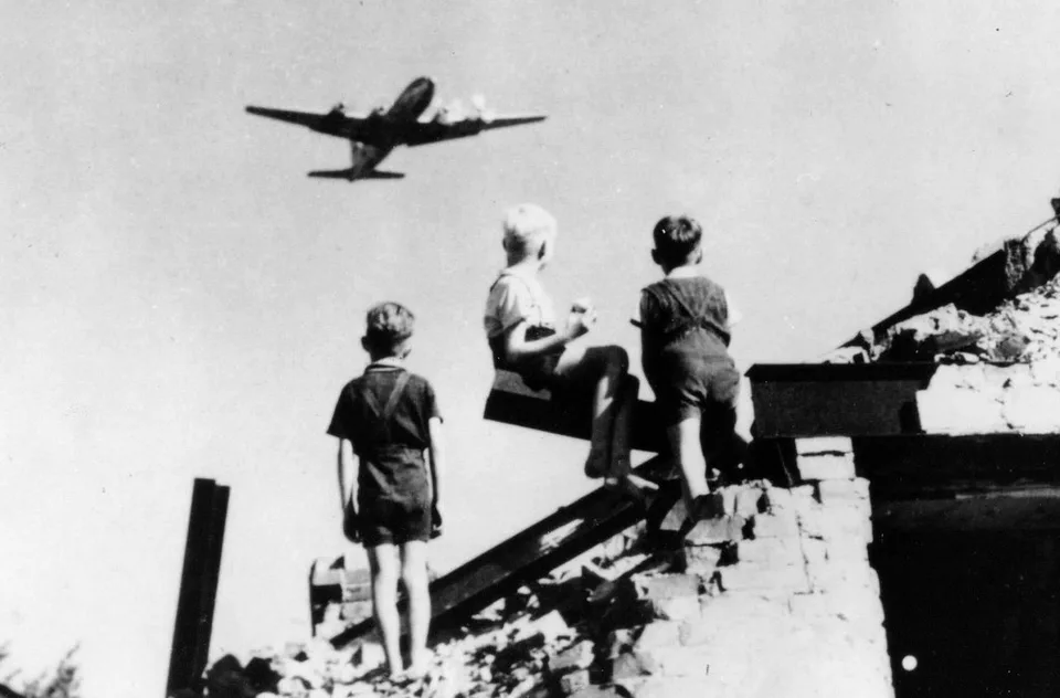 Berlin Airlift | Children in West Berlin watch U.S. Air ...