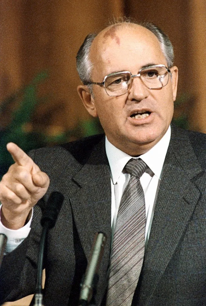 Mikhaïl Gorbatchev — Wikipédia