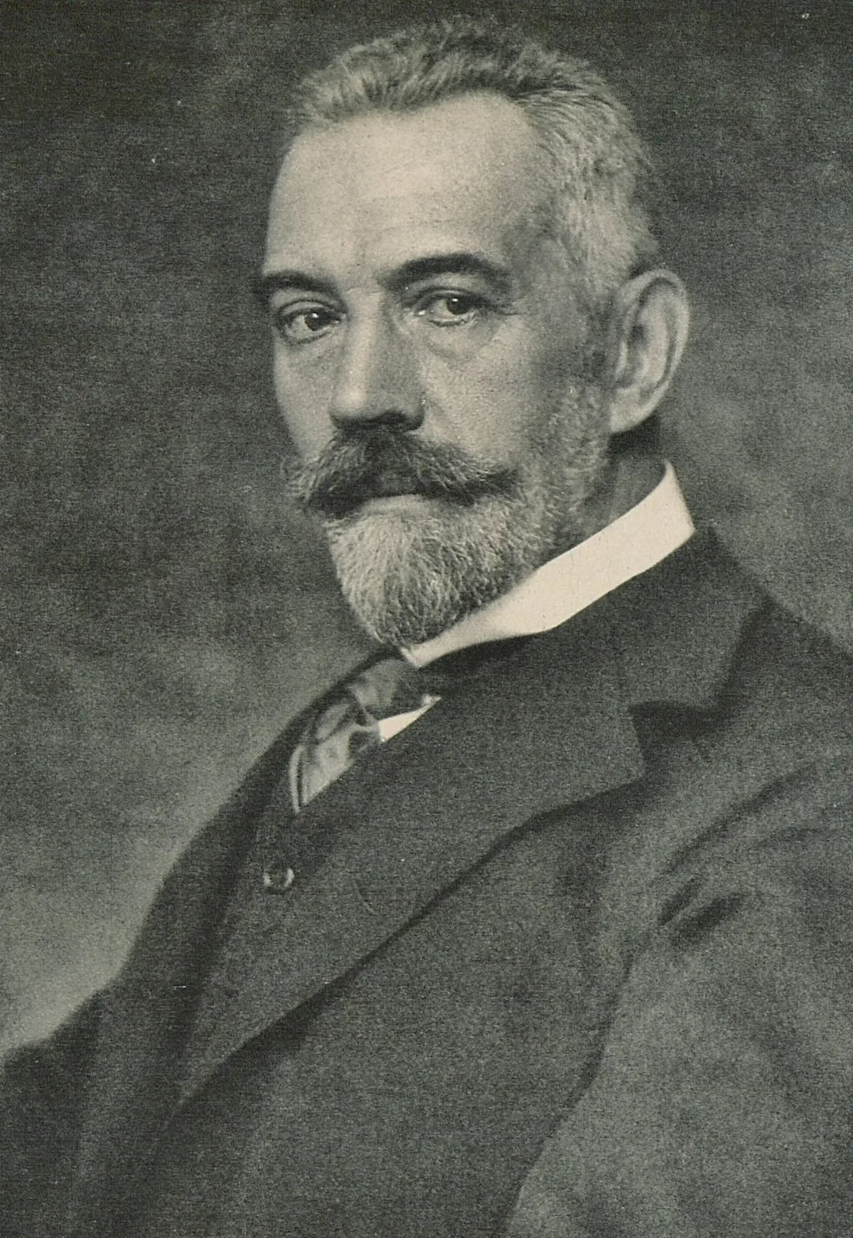 1200px-Theobald_von_Bethmann_Hollweg(cropped).jpg